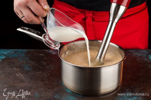 Готовый суп остудить, измельчить блендером. Чтобы консистенция была более жидкой, добавьте немного молока. Добавьте соль по вкусу и прогрейте на плите 5 минут.
