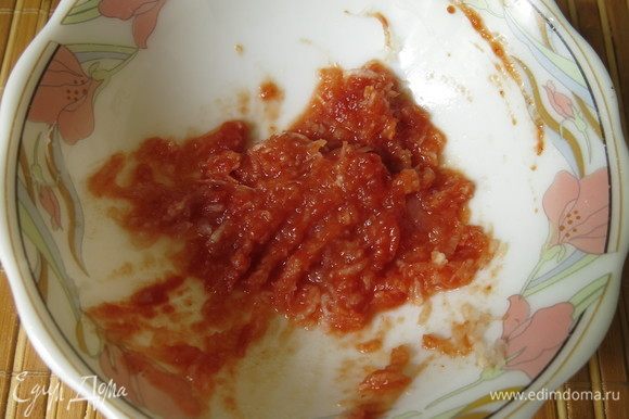 Дайкон измельчаем и смешиваем с томатной пастой.
