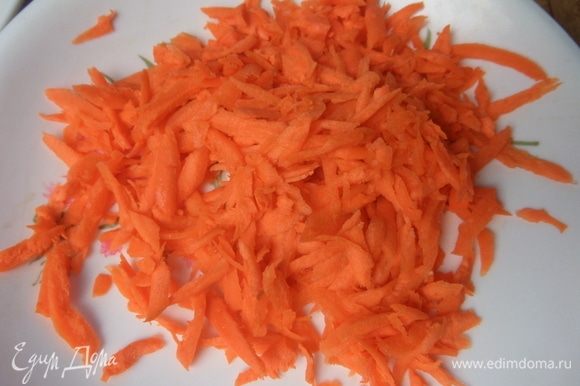Морковь крупно натереть.