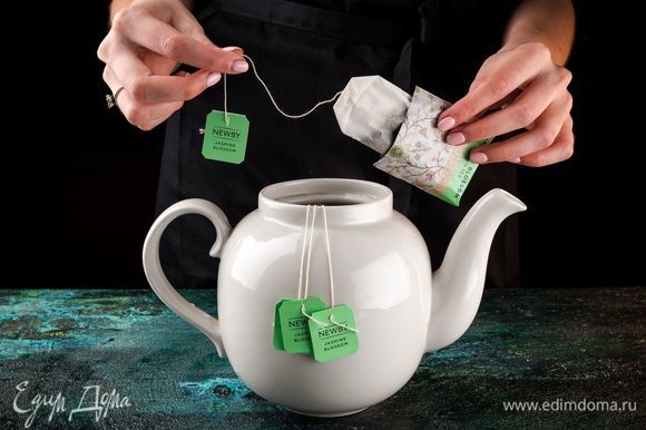 Заварите чай NEWBY «Цветок жасмина» и охладите.