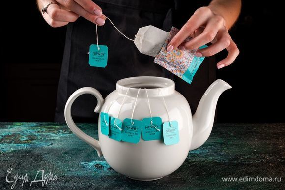 Чай NEWBY «Марокканская мята» залейте кипятком и дайте настояться 6 минут.