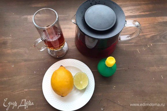 Выложить в стакан лед (можно дробленый). Нарезать лимон ломтиками. Также добавить к напитку.