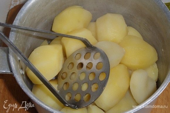 Картофель готов. Сливаем воду. Картофель разминаем до состояния пюре.