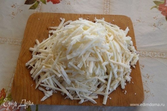 Плавленый сыр (у меня колбасный подкопченный) трем на терке.