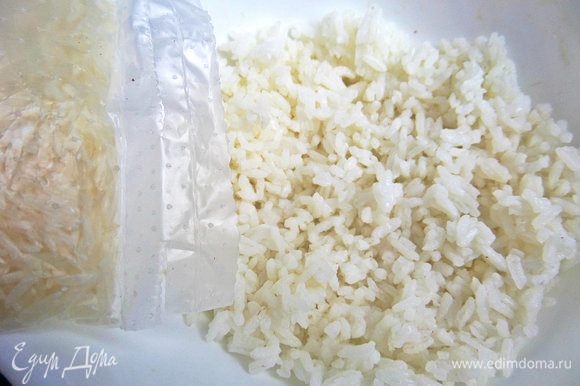 Отварить пакетик риса для быстроты. Он будет готовиться, пока жарится печенка.
