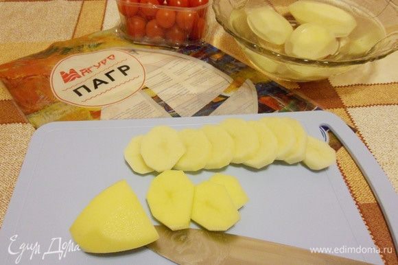 Помытую и очищенную картошку нарезать кружками толщиной около 5 мм. Чтобы картошка не потемнела, залить кружки холодной водой.