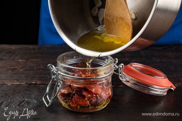 Если вы хотите сразу использовать томаты, положите их в подготовленную емкость и залейте смесью масла с чесноком, дайте остыть. Также можно выложить помидоры с чесноком слоями в баночки, залить маслом и закрыть крышками. Это вариант заготовки вяленых помидоров. При хранении залейте помидоры так, что помидоры покрывало полностью.