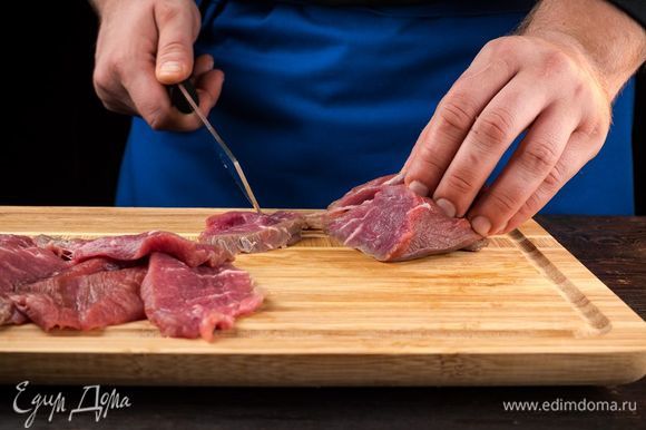 Приготовьте аппетитное мясо джерки. Для этого удалите весь жир с мяса и нарежьте мясо кусочками толщиной 5 мм. Мясо будет легче нарезаться, если предварительно его положить в морозилку на несколько часов.