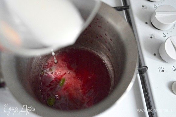 В свежевыжатом гранатовым соке растворить крахмал, влить медленной струйкой в уже кипящий сок. Проварить соус до загустения.