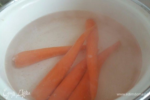 Вскипятить в кастрюле воду. Пучок молодой моркови (5шт.) почистить от кожуры и отправить в кипящую воду на 2 минуты. Вынуть на тарелку.