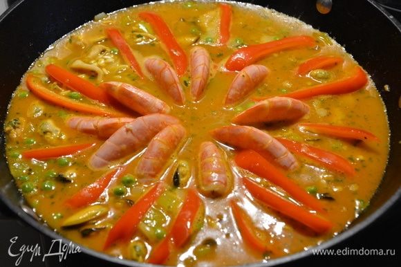 Сверху по кругу выложить красный болгарский перец и аргентинские креветки. Прикрыть крышкой и готовить до полного выпаривания жидкости.