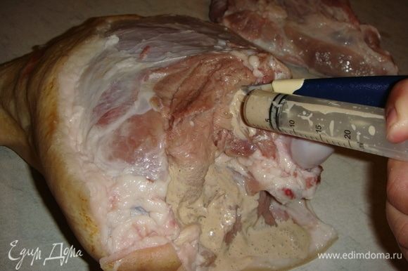 Теперь нам понадобится большой шприц без иглы и тонкий острый нож. Шприц наполнить маринадом, ножом делаем проколы в мясе и со шприца вливаем внутрь маринад. Чем чаще вы будете делать эту процедуру, тем мясо будет вкусней и сочней.