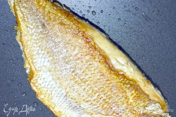 Разогреть в сотейнике масло, слегка обжарить рыбу с двух сторон, до золотистого цвета, переложить ее в смазанную маслом форму для запекания.