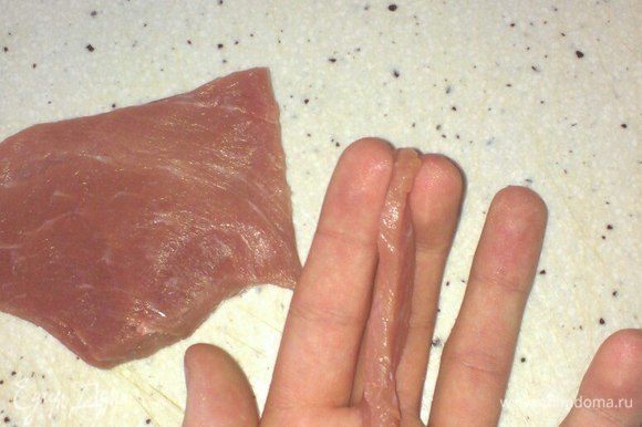 Мясо должно получиться примерно такого размера и толщины, чтобы оно приготовилось и приобрело необходимый цвет.