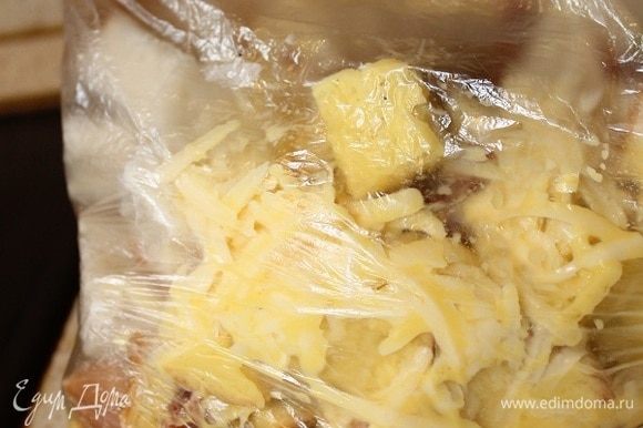 Яйца добавить в пакет к хлебу, завязать концы и аккуратно потрясти пакет, чтобы содержимое хорошо перемешалось.