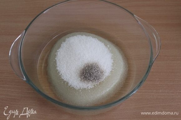 Сахар и ванильный сахар взбить с растительным маслом.