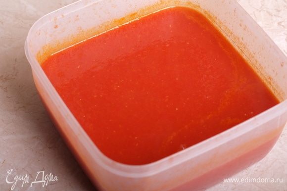 Перелить соус в дуршлаг и перетереть его, избавляясь от кожицы помидоров. Я использую специальную насадку-протирку для моего кухонного комбайна, также можно перетереть через сито.