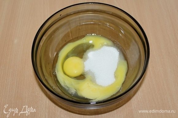 Смешать яйца с сахаром и лимонным соком.