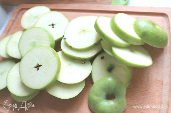 Яблоки вымыть, нарезать кружочками толщиной 1 см. Удалить семенную часть. Нижние кружочки каждого яблока должны быть целые (ничего вынимать не надо).