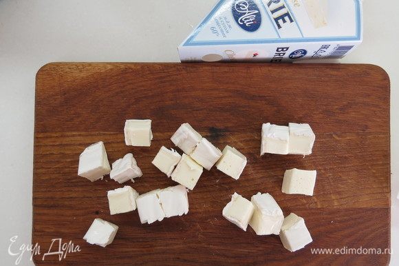 Нарезаем сыр бри кубиками.