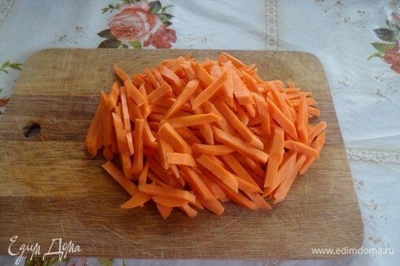 Крупной соломкой нарезаем морковь.