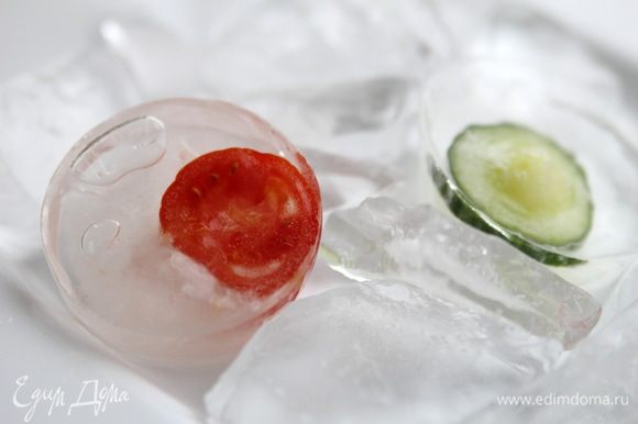 Воду отфильтровать, заморозить в холодильнике (100 мл). В некоторые формочки для льда добавить дольки помидор и огурцов.