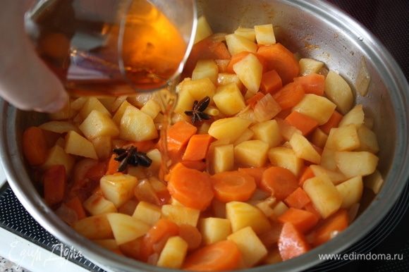 Положить к овощам томатную пасту, размешать и обжаривать 2 минуты. Добавить анис, бренди и готовить еще 2 минуты.