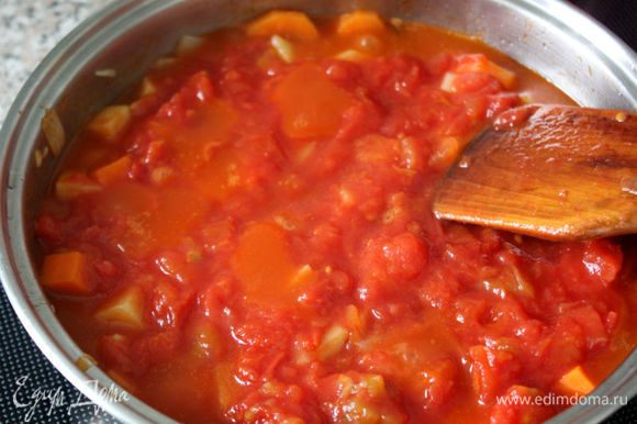 Прогреть с овощами консервированные томаты, влить в сотейник примерно половину рыбного бульона, добавить шафран, довести до кипения, варить 20 минут. Положить подготовленные куски рыбы, приправить солью, перцем и тушить 10 минут.