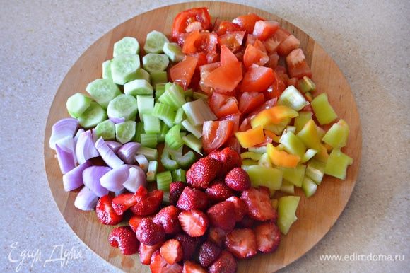 Порезать ягоды и все овощи на небольшие кусочки.