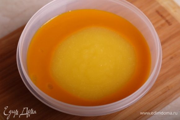 Охладить ее сначала при комнатной температуре, затем в холодильнике минимум 3-5 часов. Когда смесь охладилась, добавляем кисельную массу в манговое пюре.