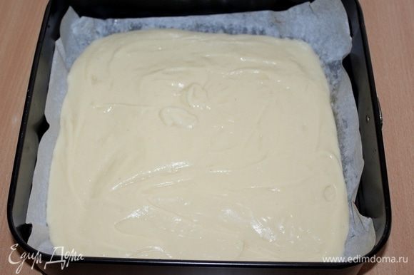 Вылить тесто в форму, примерно диаметром 22х22 см.