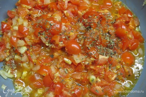 Готовим томатный соус. На сковороду налить оливковое масло, раскалить его и выложить нарезанный чеснок и нарезанный репчатый лук, слегка обжарить, затем добавить нарезанные свежие помидоры, соль, перец. Все протушить, затем пробить блендером и вкусный соус готов.