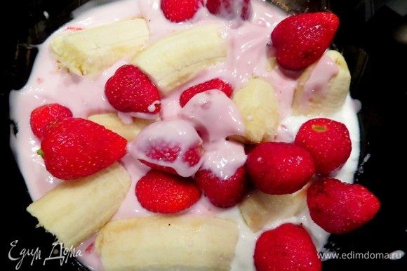 В густой йогурт (не питьевой!) кладем ягоду (у меня клубника) и бананы. При необходимости добавляем сахар, я кладу мало (обычно 1 ч. л.), мне хватает сладости от ягод и бананов.