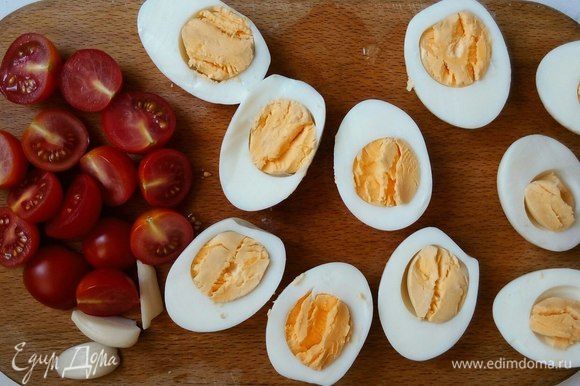Далее разрежьте яйца на половинки и извлеките отваренный желток.