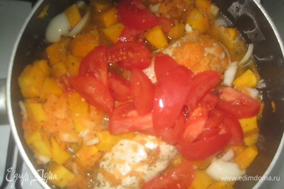 Нарежьте помидоры и добавьте их в кастрюлю или сковороду. Посолите по вкусу. Помидоры, морковь и тыква дадут в процессе приготовления сок. Тушите овощи, не добавляя воды, до готовности тыквы. Курицу, когда она будет готова, выньте из кастрюли.