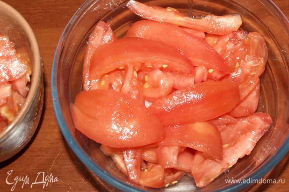 Бланшированные помидоры нарезать на лепестки, удалить мякоть с семенами.