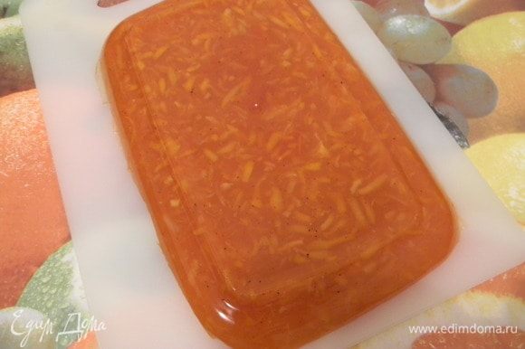 Разрезать томатно-фруктовое желе на кусочки.