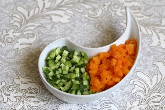 Нарезать мелкими кубиками огурец и морковь.