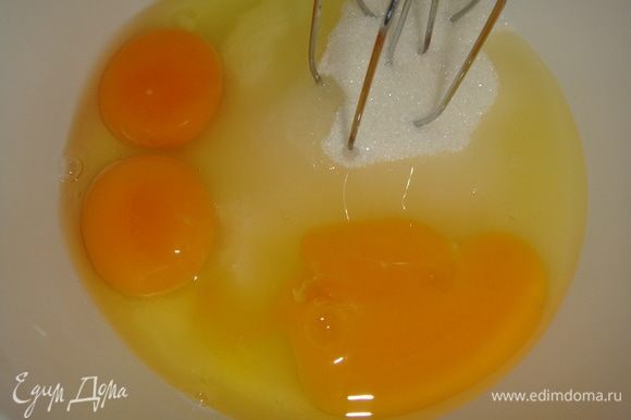 Миксером взбить яйца с сахаром. Добавить растопленное сливочное масло и пюре из абрикосов.
