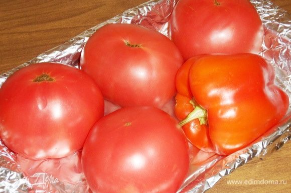 Перец и помидоры хорошо промыть, вытереть насухо. Уложить в противень, застеленный фольгой.