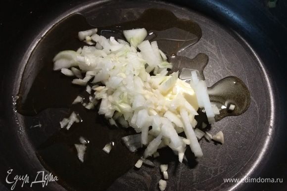 Для соуса пассеровать мелко нарезанный лук и чеснок в смеси оливкового и сливочного масла до прозрачности. Добавить листики тимьяна.