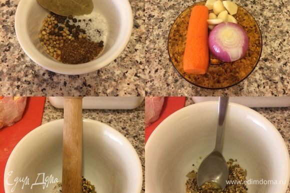 В ступке перетереть кориандр, соль, черный перец, лавровый лист и сванскую соль. Затем добавить оливковое масло и перемешать.