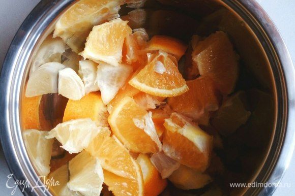 1,5 апельсина и 0,5 лимона нарезаем (не важно как). Если не любите терпковатый привкус, срежьте основную массу кожуры.