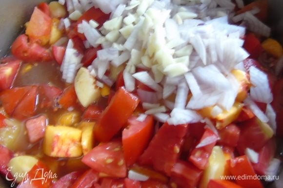 Добавьте к маринаду томаты, нектарины, лук, чеснок и томатную пасту. Варите все это 20 минут, на умеренном огне.
