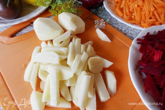 Картофель помыть, очистить и нарезать брусочками.
