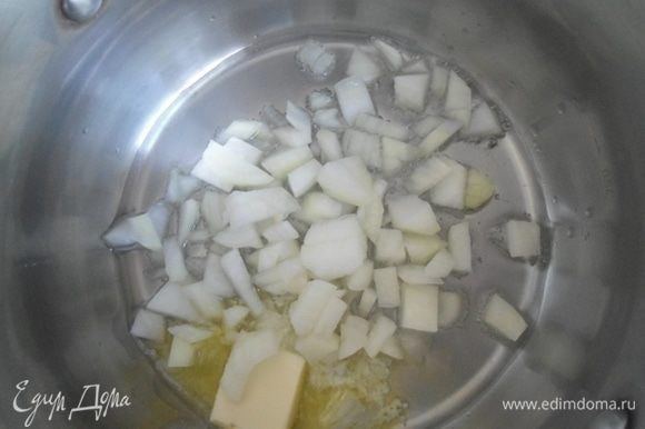 Добавить оба вида масла в кастрюлю, всыпать нарезанный лук. Тушить 2 минуты, помешивая.