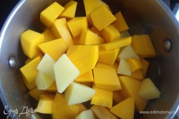 Тыкву и картофель очистить, нарезать крупными кубиками и добавить в кастрюлю.