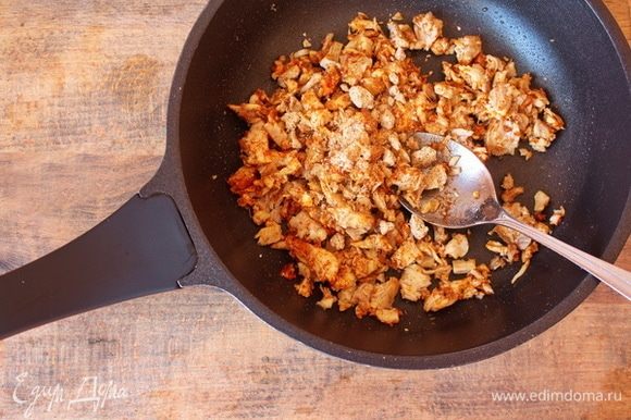 В отдельной сковороде обжарить филе куриных бедер, добавить отруби с паприкой и рубленый чеснок. Степень обжарки выбрать по вкусу: от мягких до хрустящих гренок.