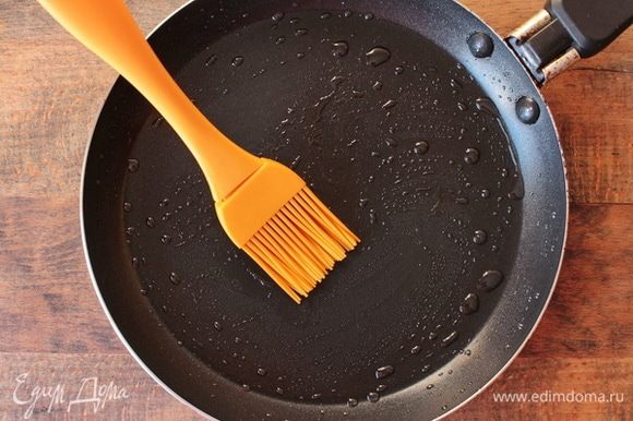 Блинную сковороду единожды перед выпечкой по диаметру смазать растительным маслом, хорошо прогреть.