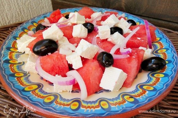 В плоский салатник или просто на тарелку выкладываем арбуз, фету, лук и маслины.